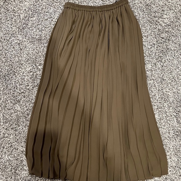 Uniqlo Dresses & Skirts - Midi skirt